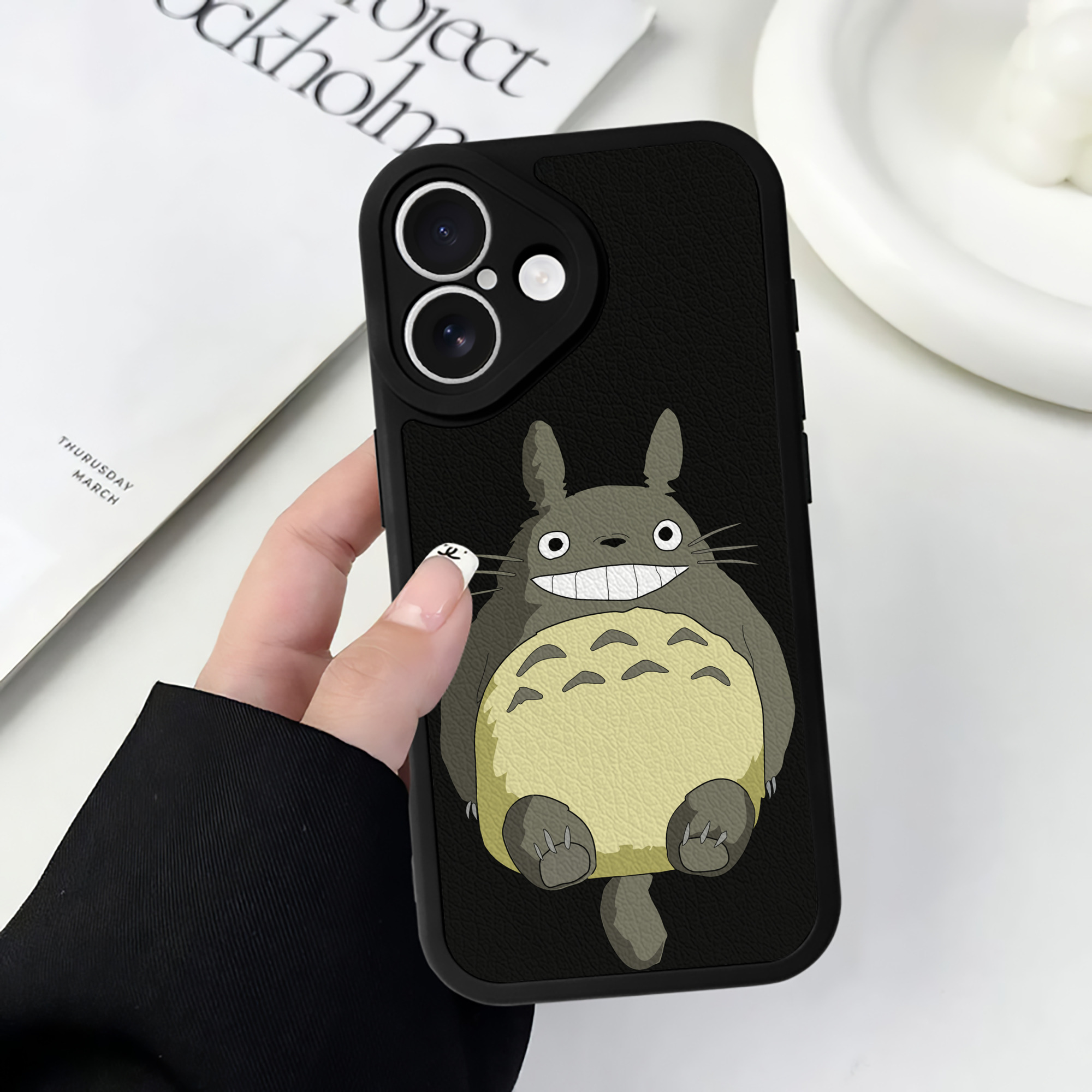 （画像用） となりのトトロ 草壁メイ 草壁サツキ My Neighbor Totoro Satsuki Kusakabe Mei Kusakabe 【iPhone 16シリーズ対応】シリコンスマホケース（レザー調） 材質：シリコン